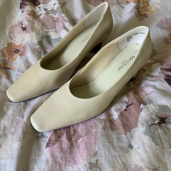 MOVED〰️ Gorgeous Vintage Heels - Picture 2 of 8